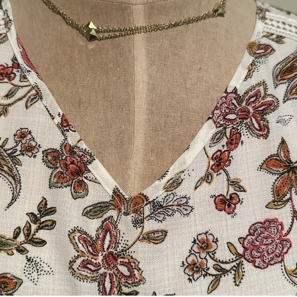 Red and Green Sleeveless Floral Tank Top - Picture 5 of 6